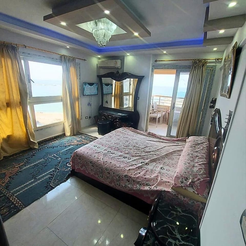 شقه ثلاث غرف نوم و 2 حمام كلها علي البحر Apartment in Alexandria