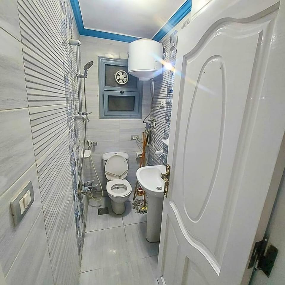 شقه علي البحر مباشر غرفتين نوم و 2 الدور السادس حمام Apartment in Alexandria