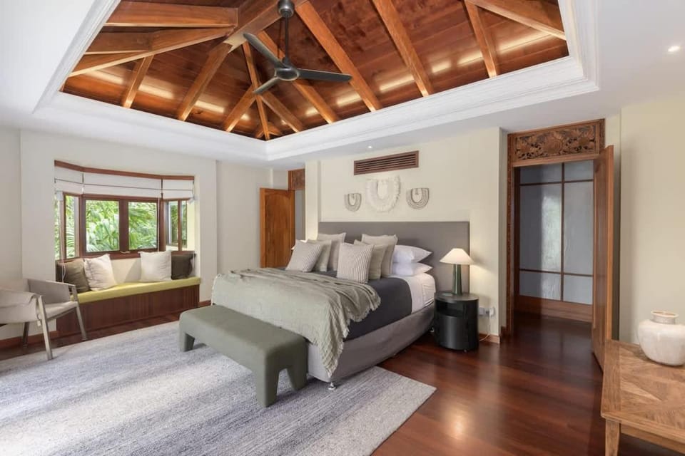 Sophisticated Tropical Villa with Infinity Pool House in Port Douglas