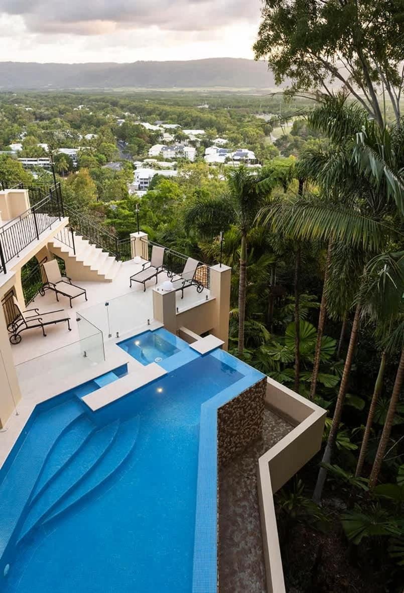 Sophisticated Tropical Villa with Infinity Pool House in Port Douglas