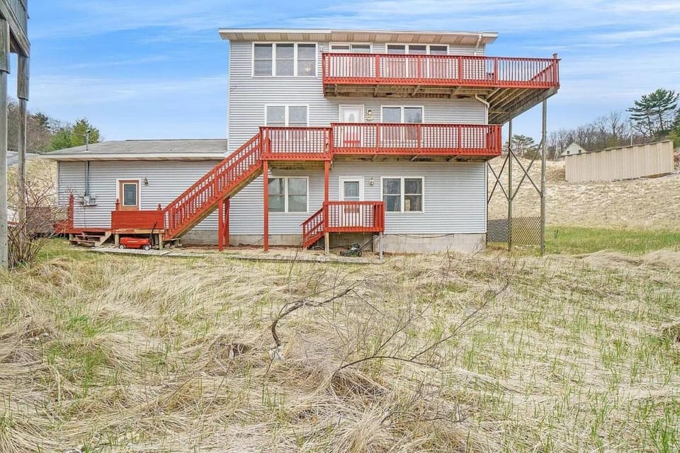 Property building, Day, Balcony/Terrace