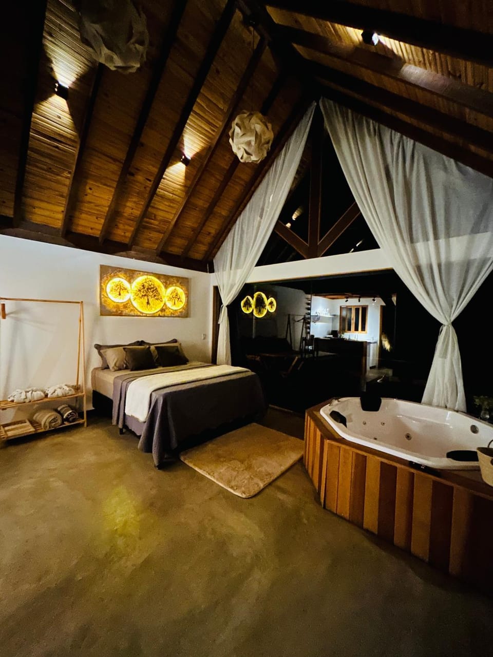 Bed, Hot Tub, Photo of the whole room, Bedroom