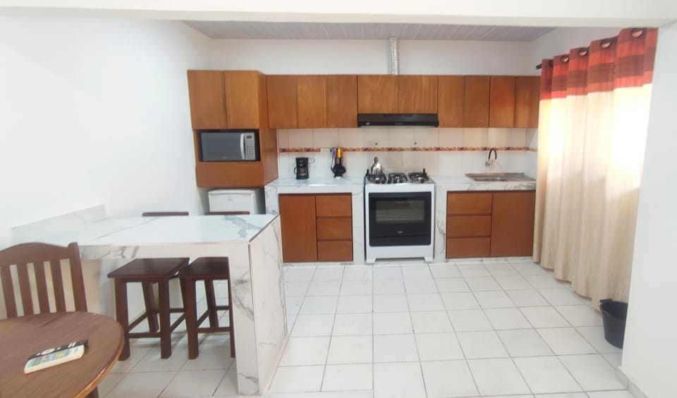 Kitchen or kitchenette, Dining area, dishwasher, microwave, minibar, oven, toaster