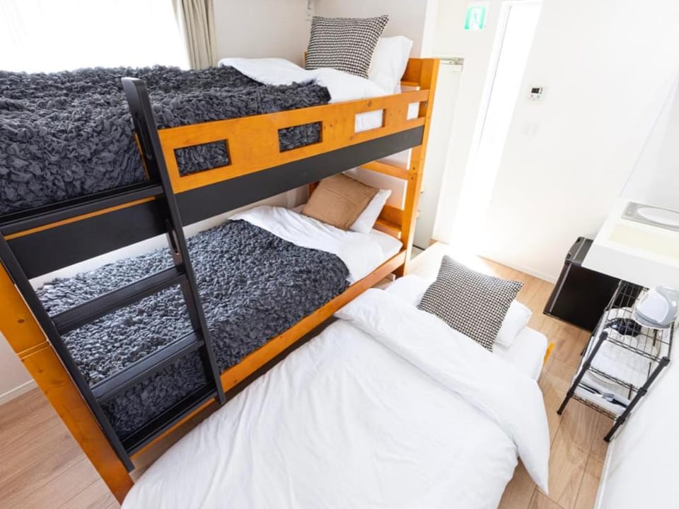 Bed, TV and multimedia, Bedroom