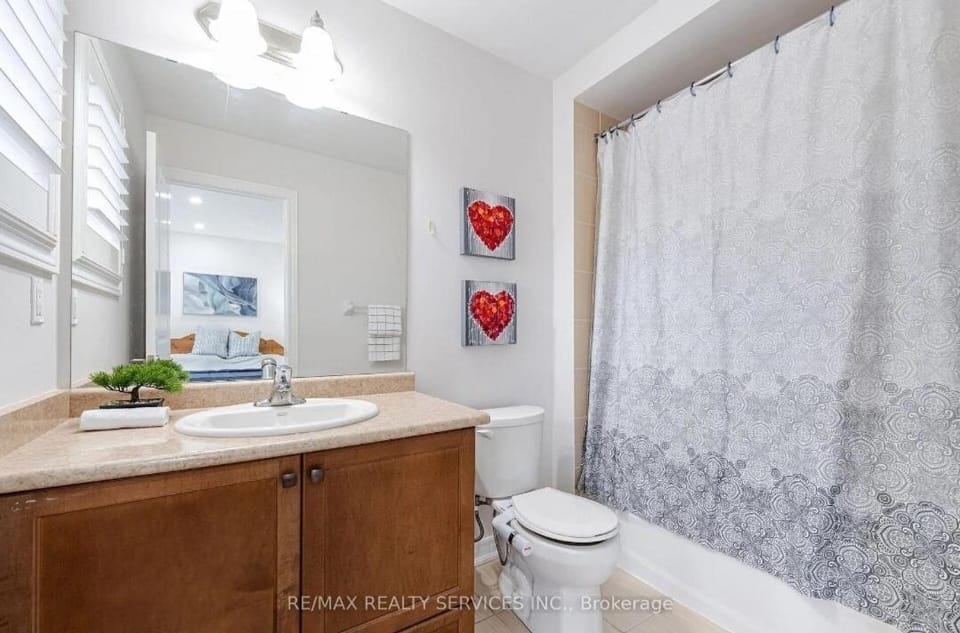 Beautiful 4 bed 3 master bedrooms-pvt washrooms Apartment in Halton Hills