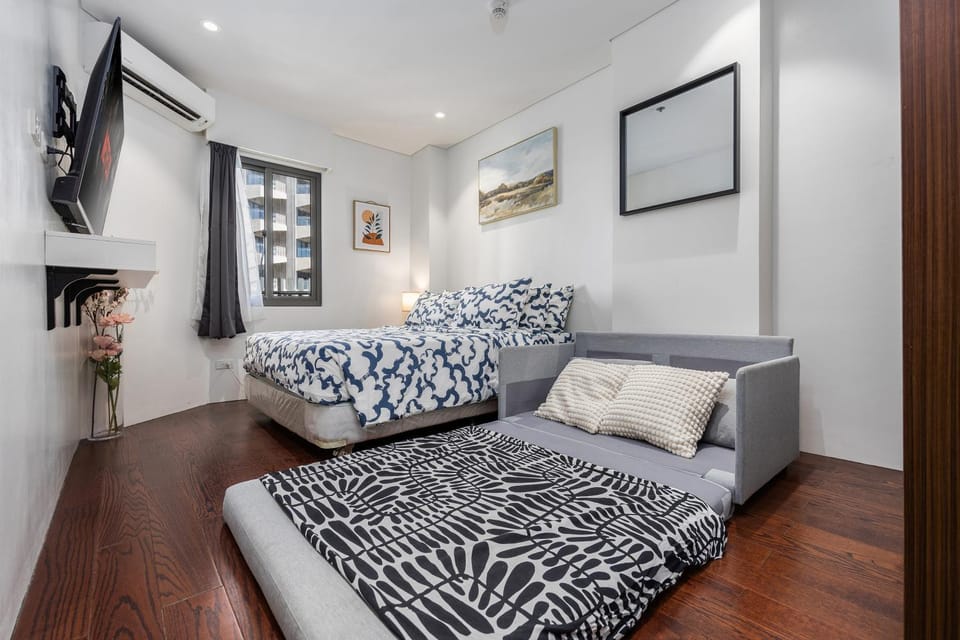 Bed, TV and multimedia, Photo of the whole room, Seating area, Bedroom