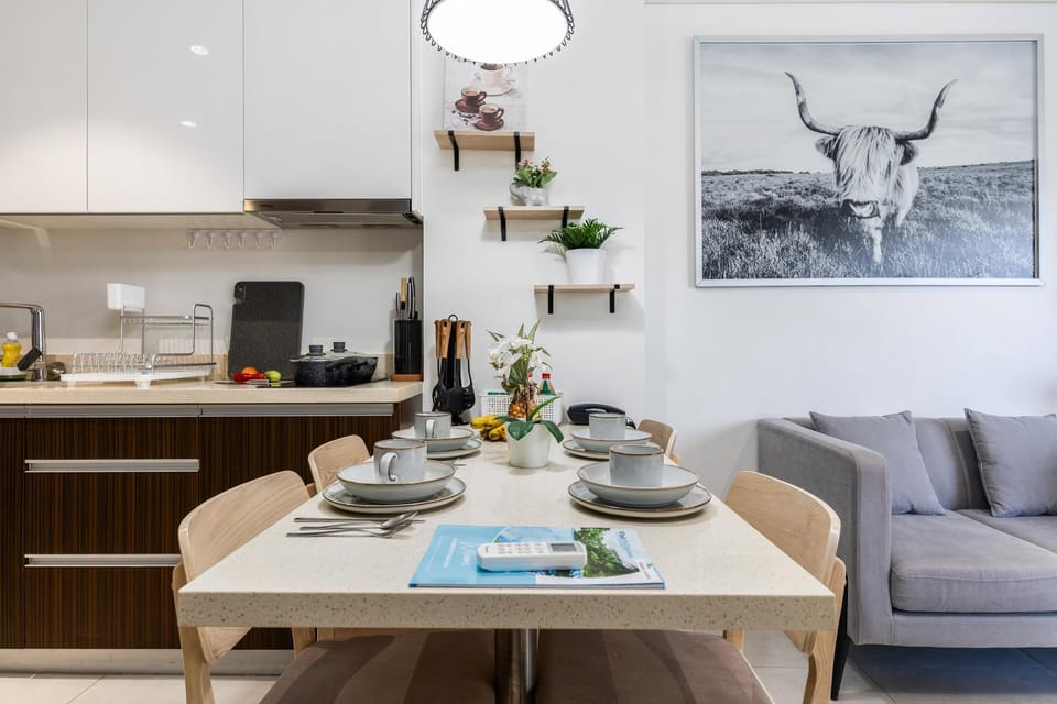 Coffee/tea facilities, Kitchen or kitchenette, Seating area, Dining area