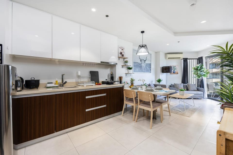 Coffee/tea facilities, Kitchen or kitchenette, Living room, Seating area, Dining area, stove