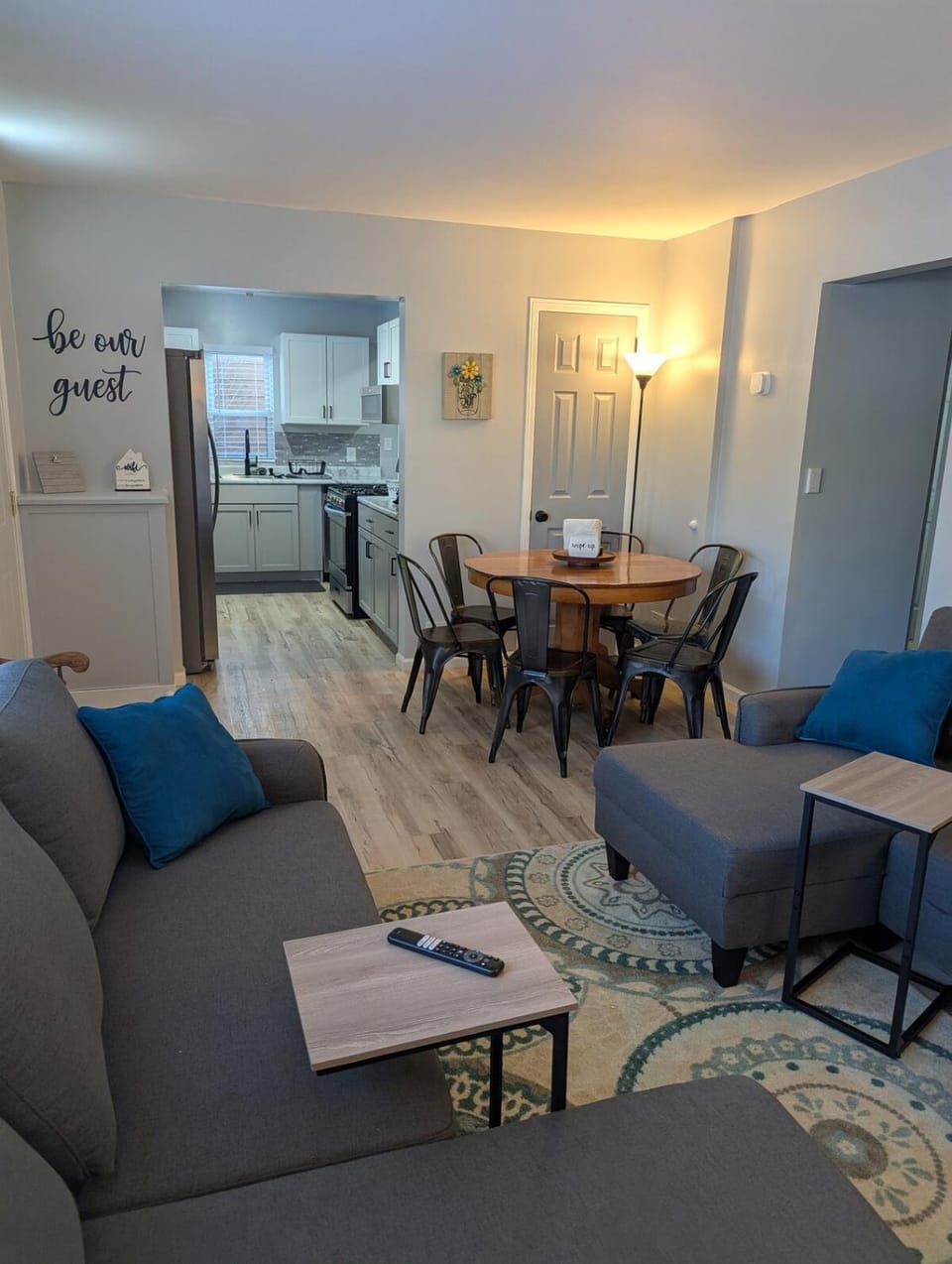 Kitchen or kitchenette, Living room, Seating area, Dining area