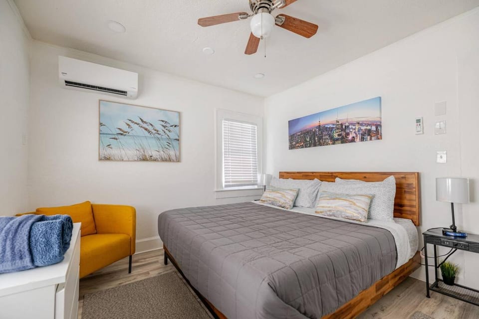 Bed, Photo of the whole room, Bedroom, air conditioner