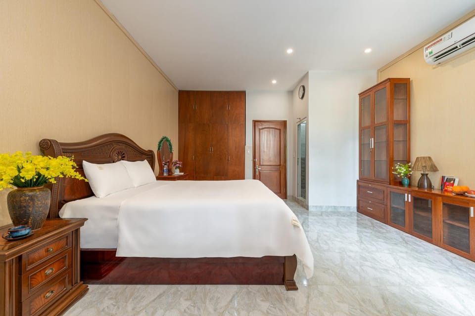 Bed, Decorative detail, Bedroom, wardrobe, air conditioner