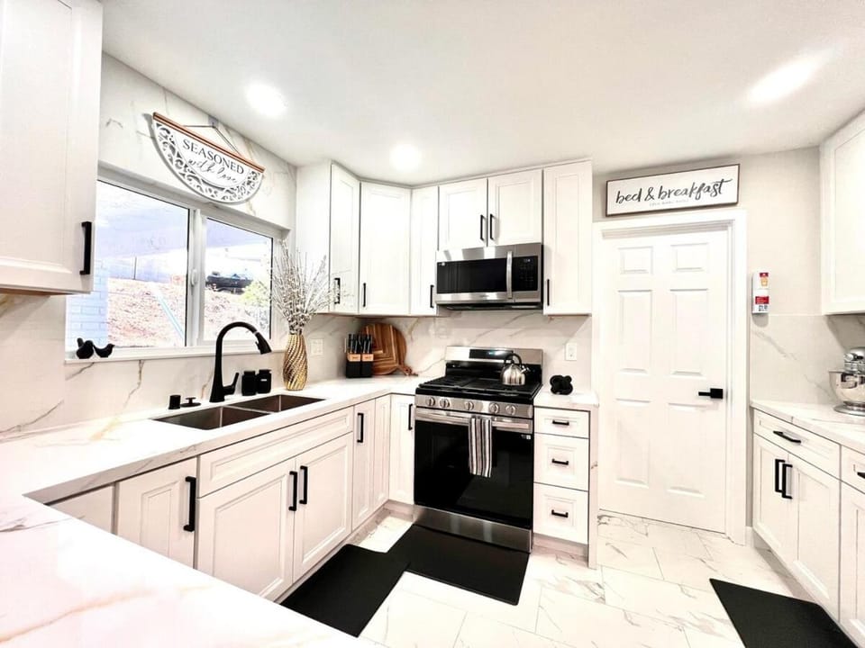 Half ACRE Lux Pool SPA with FIREPIT ARCADE Grill Sleeps 40 Villa in Southern California