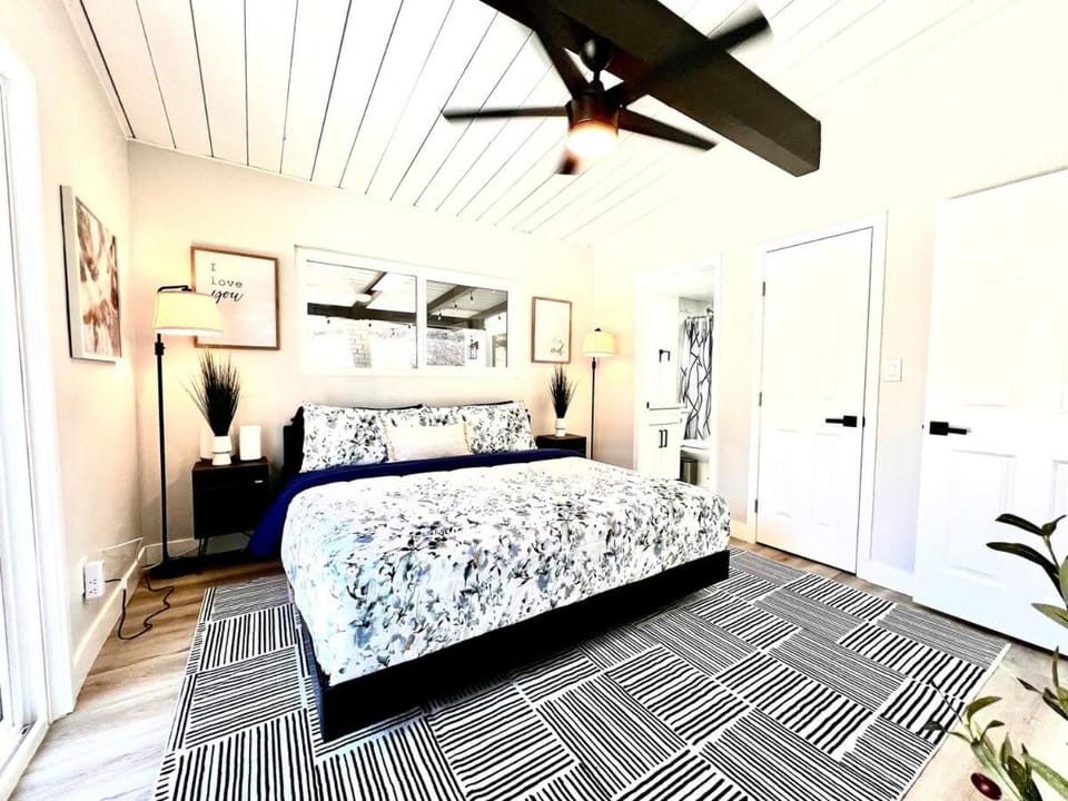 Half ACRE Lux Pool SPA with FIREPIT ARCADE Grill Sleeps 40 Villa in Southern California