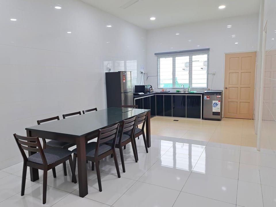 Kitchen or kitchenette, Dining area, microwave, oven, stove