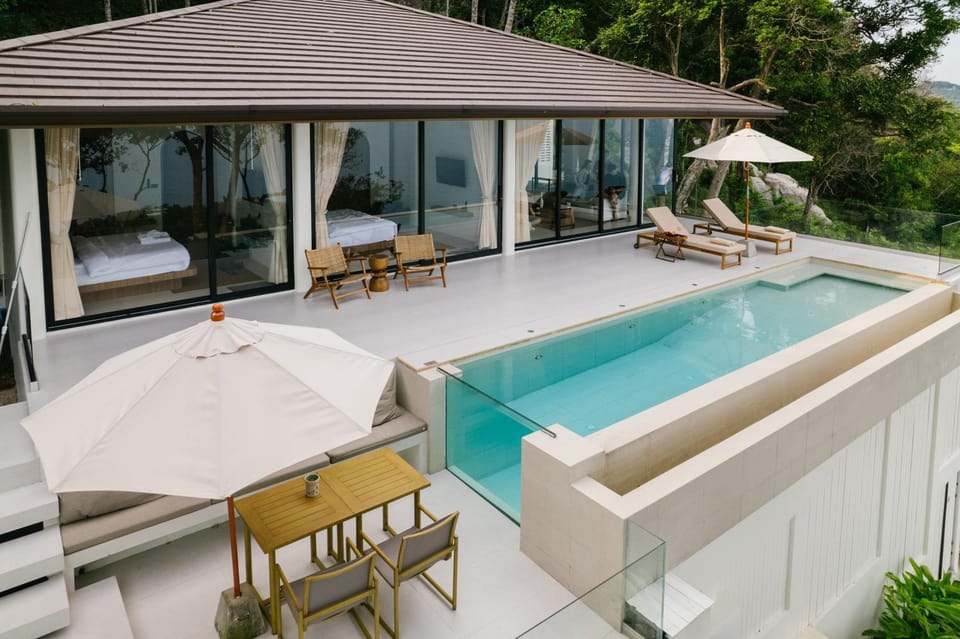 Dining area, Pool view, Swimming pool
