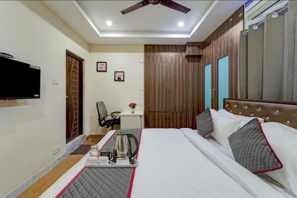 Redfox Hotel - Near US Biometric Vacation rental in Chennai
