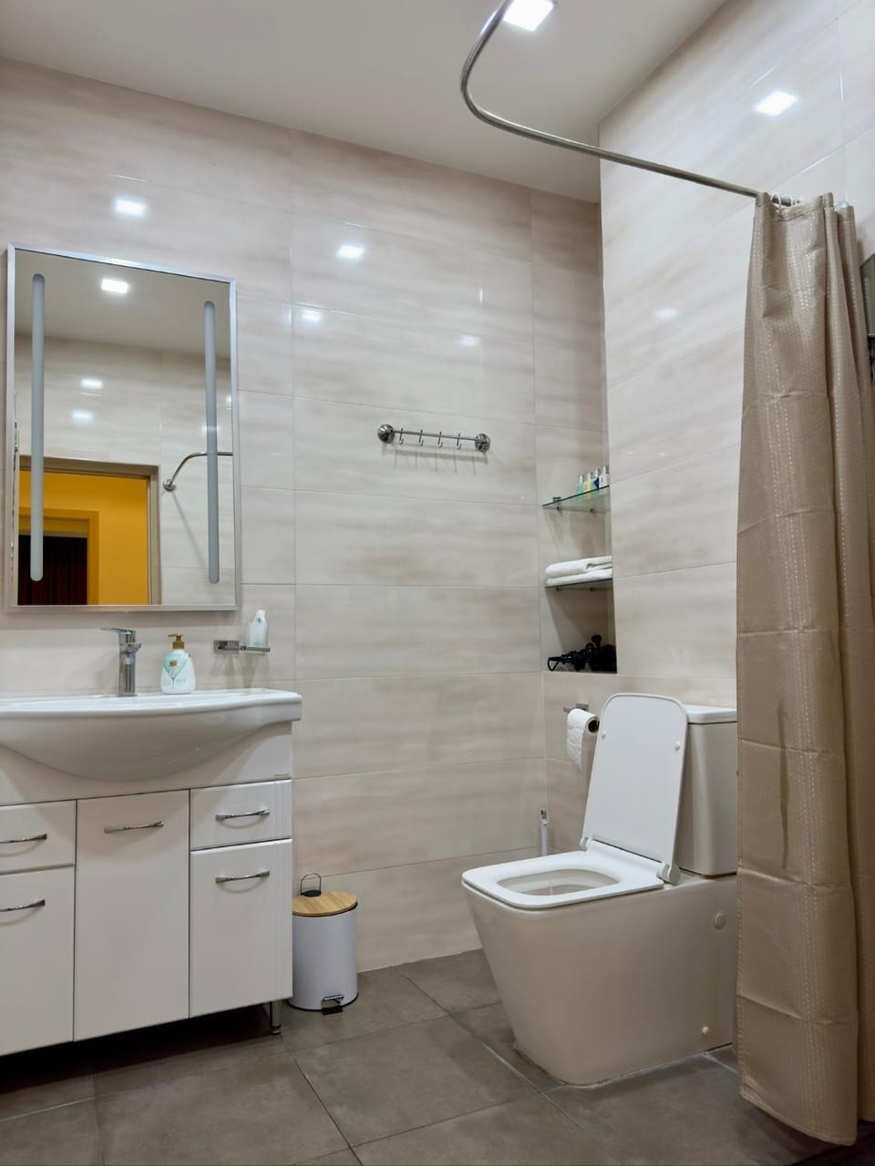 Shower, Toilet, Bathroom, towels