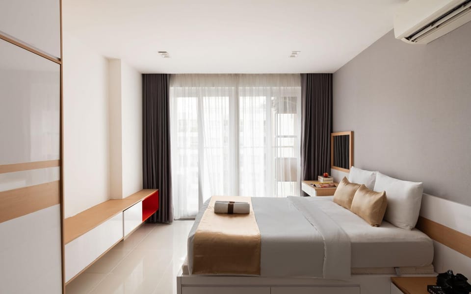 Bed, TV and multimedia, Living room, Photo of the whole room, Seating area, Bedroom
