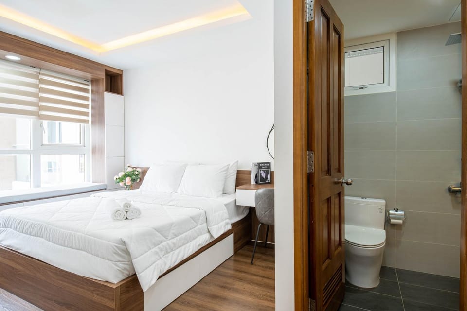 Toilet, Bed, Bathroom, Photo of the whole room, Bedroom, towels