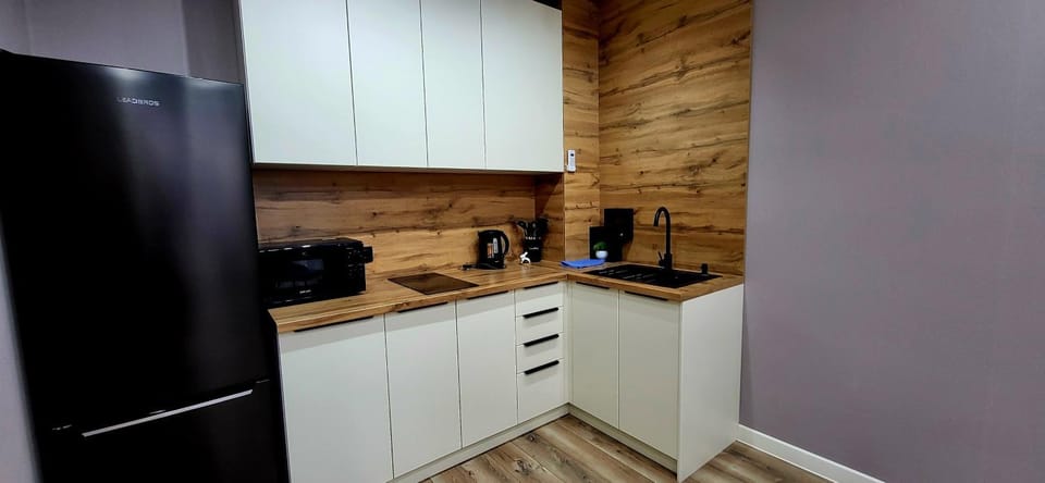 Coffee/tea facilities, Kitchen or kitchenette, stove