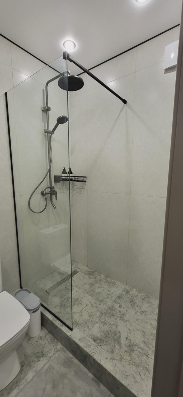 Shower, Toilet
