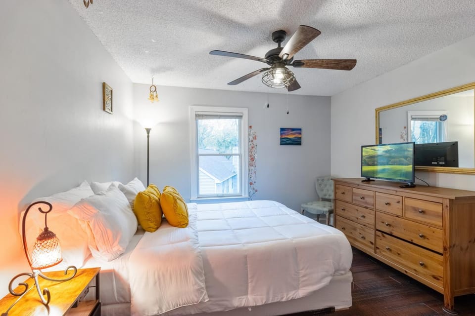 Communal lounge/ TV room, Bed, TV and multimedia, Bedroom