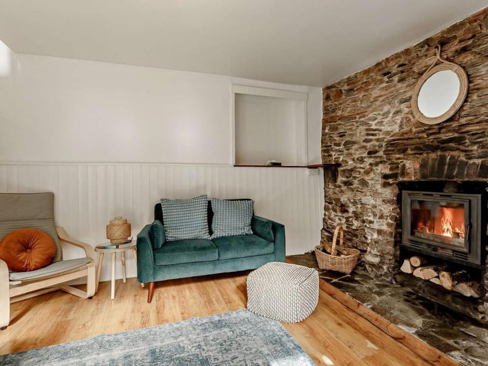 Living room, Seating area, fireplace