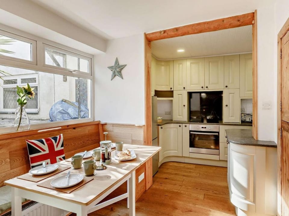 Coffee/tea facilities, Kitchen or kitchenette, Dining area