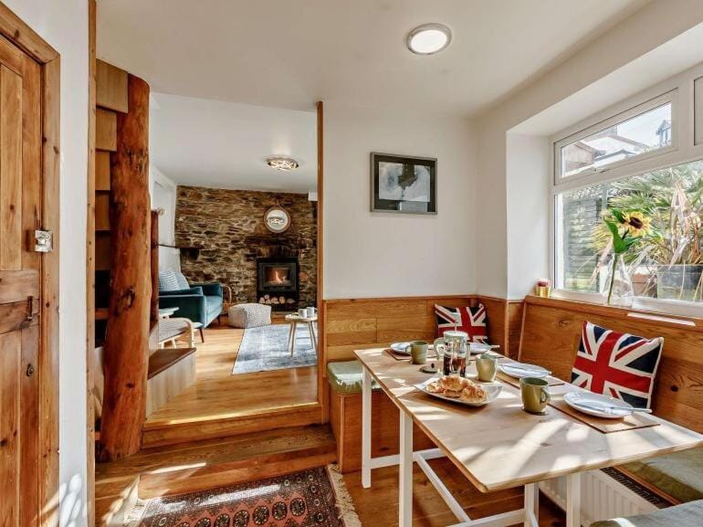 Living room, Seating area, Food