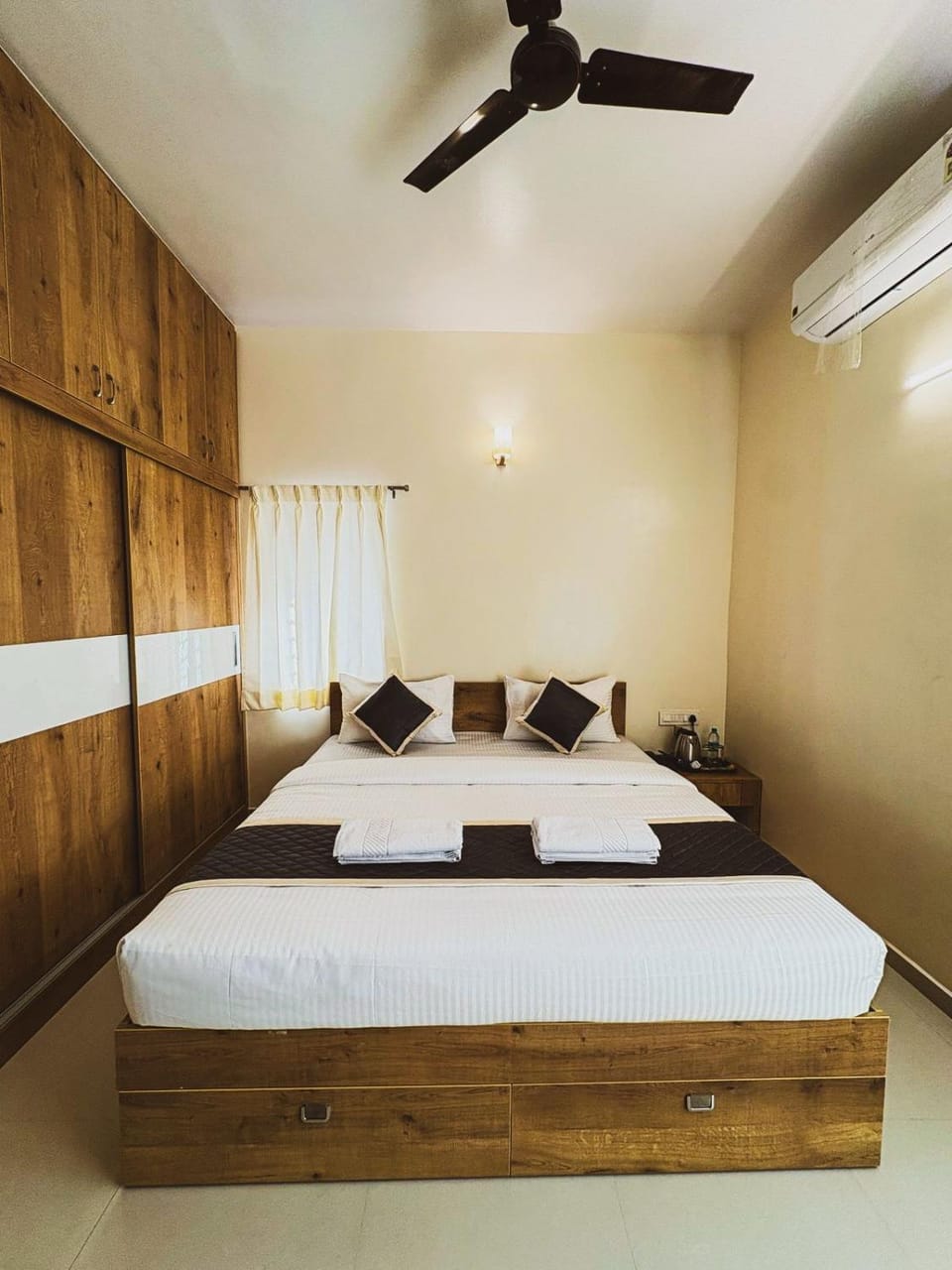 Bed, Photo of the whole room, Bedroom