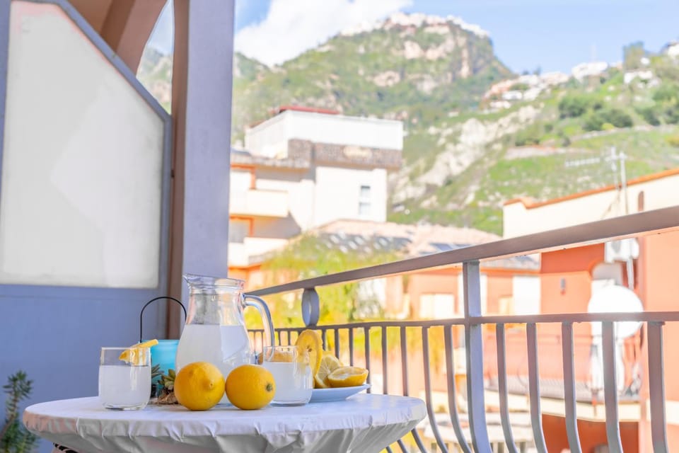 Natural landscape, Balcony/Terrace, Dining area, Mountain view