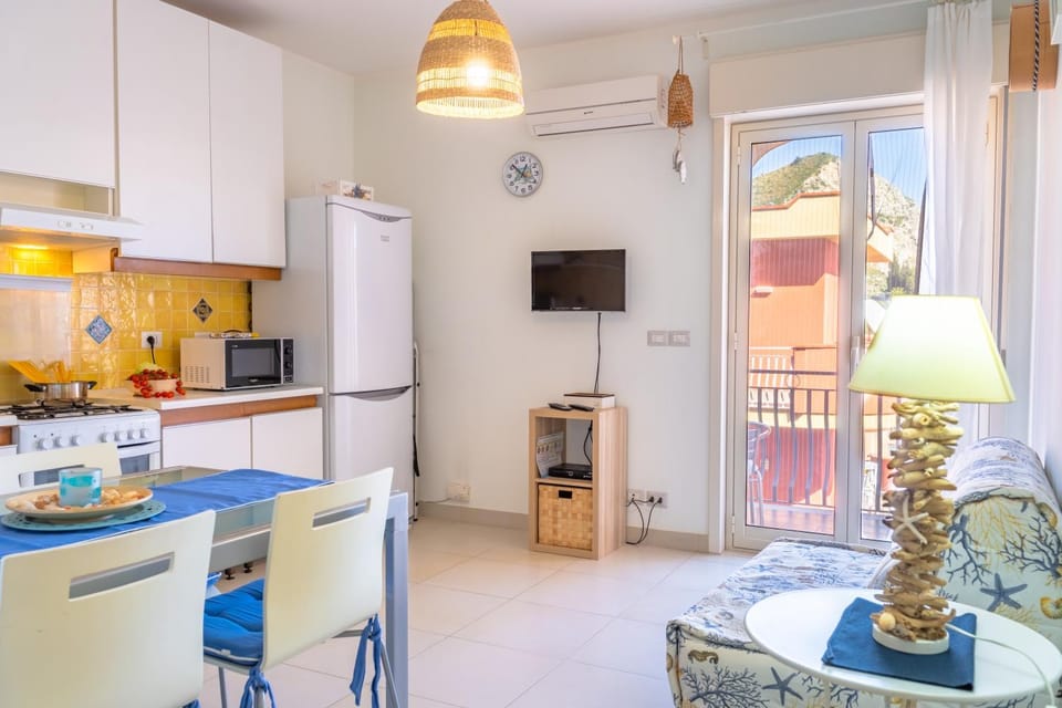TV and multimedia, Dining area, microwave, stove
