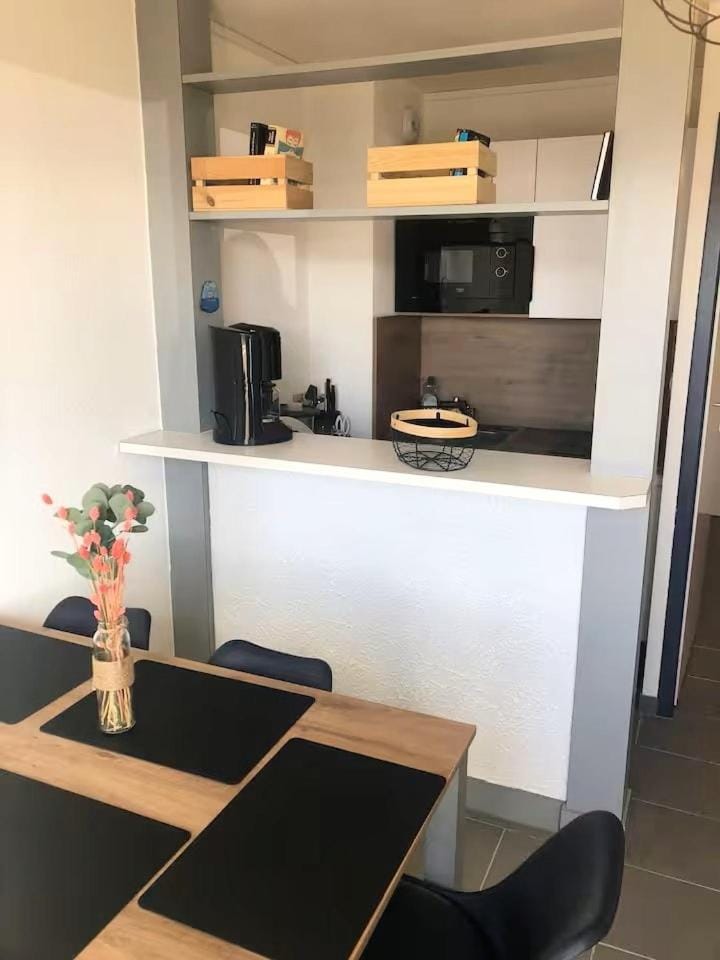 Kitchen or kitchenette, minibar, stove