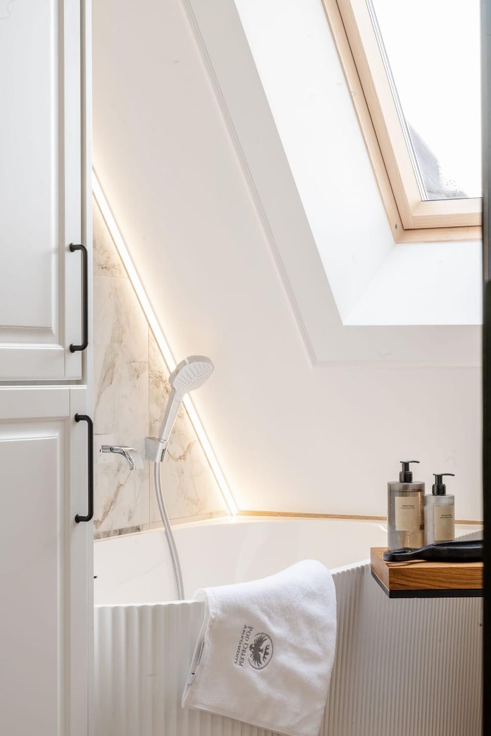 Bed, Photo of the whole room, Bedroom, Bath, towels