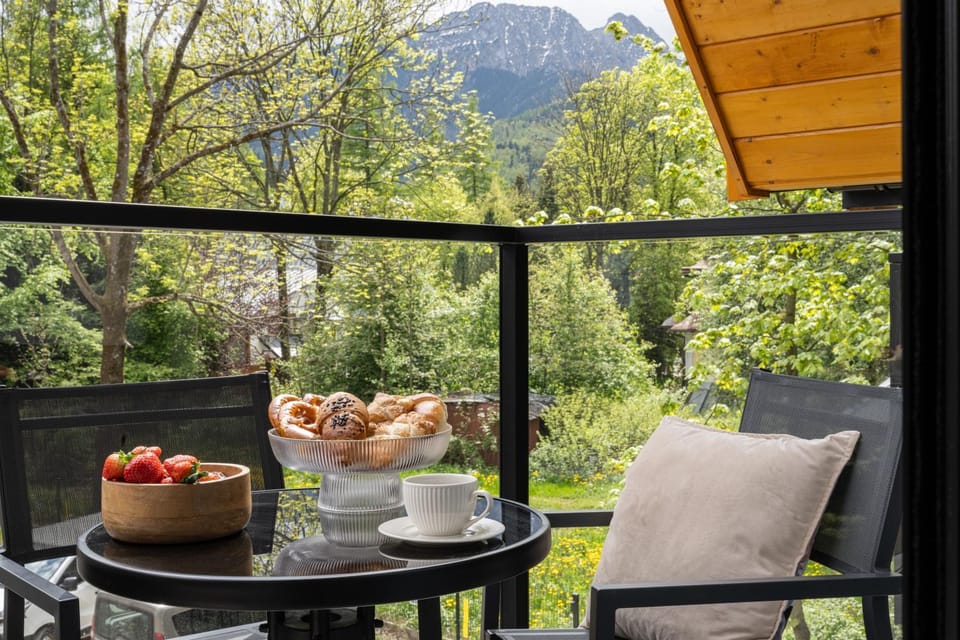 Patio, Spring, Day, Natural landscape, Garden, View (from property/room), Balcony/Terrace, Living room, Food and drinks, Seating area, Dining area, Food, Garden view, Mountain view, Breakfast, Continental breakfast