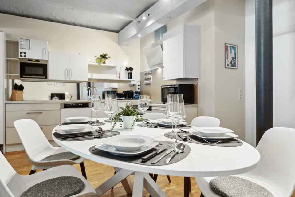 Coffee/tea facilities, Kitchen or kitchenette, Dining area, dishwasher, microwave, oven, stove, toaster, kitchen