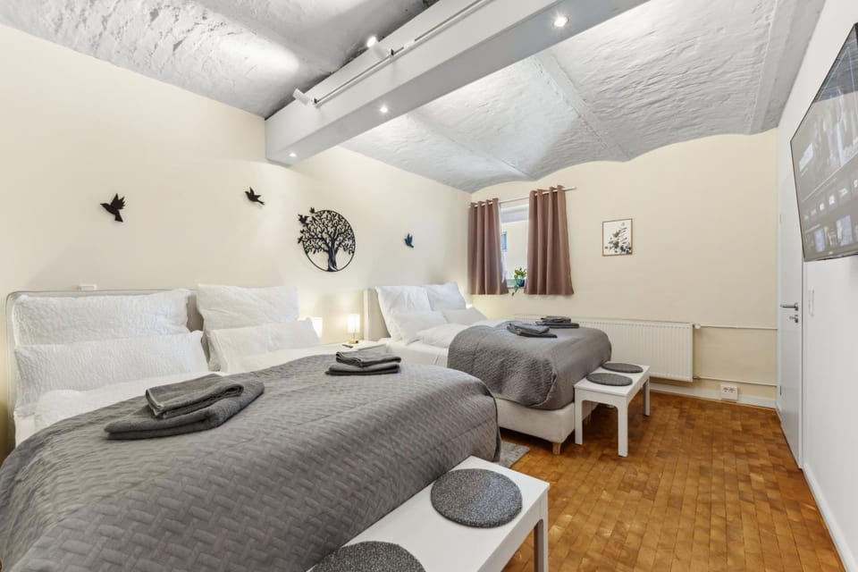 Bed, TV and multimedia, Bedroom, heating, towels