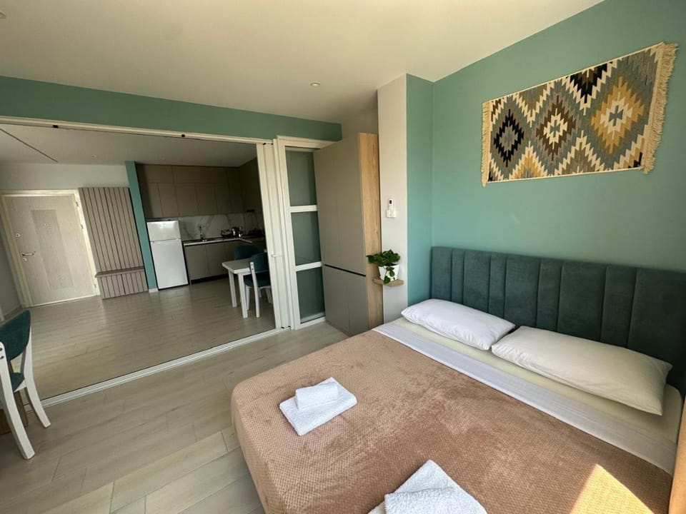 Bed, Kitchen or kitchenette, Seating area, Bedroom, oven