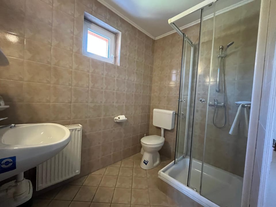 Shower, Toilet, Bathroom, towels