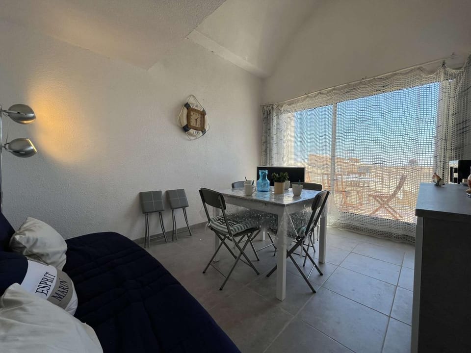 Appartement rénové avec vue marina Gruissan GN140-1033 Apartment in Gruissan