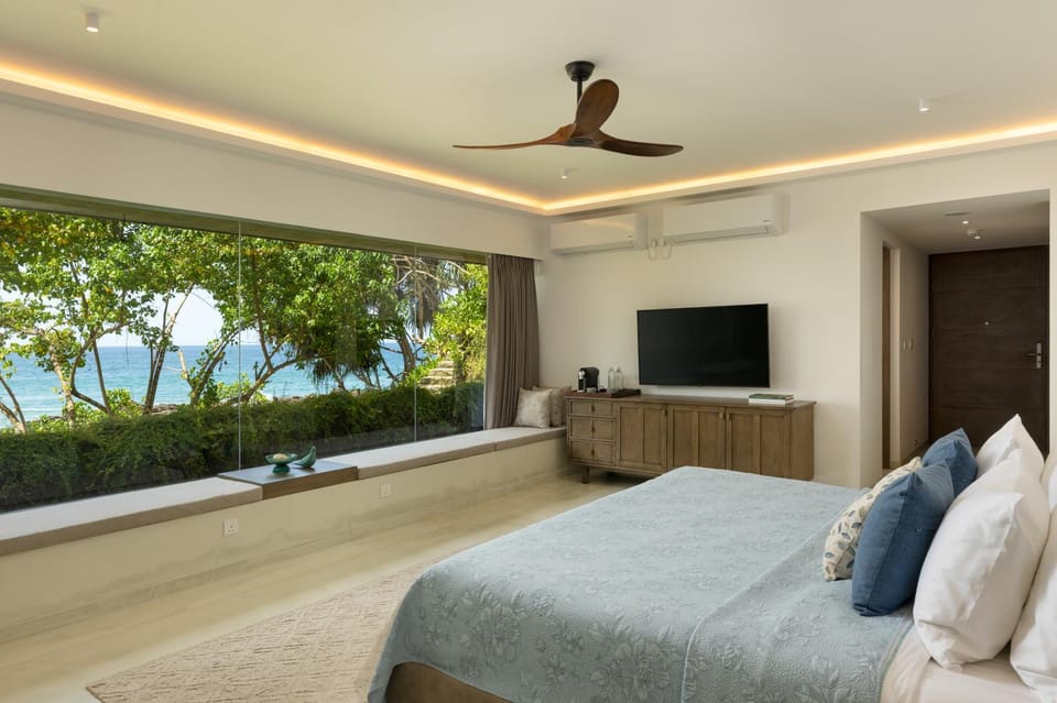 Communal lounge/ TV room, Bed, TV and multimedia, Living room, Photo of the whole room, Seating area, Evening entertainment, Bedroom, fireplace