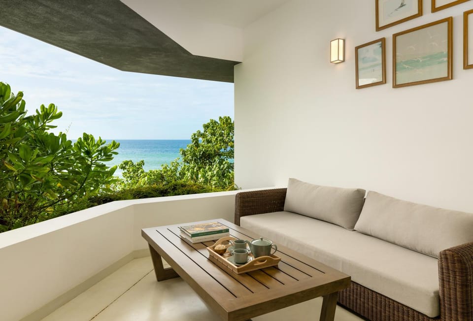 Day, Natural landscape, View (from property/room), Balcony/Terrace, Living room, Seating area, Sea view
