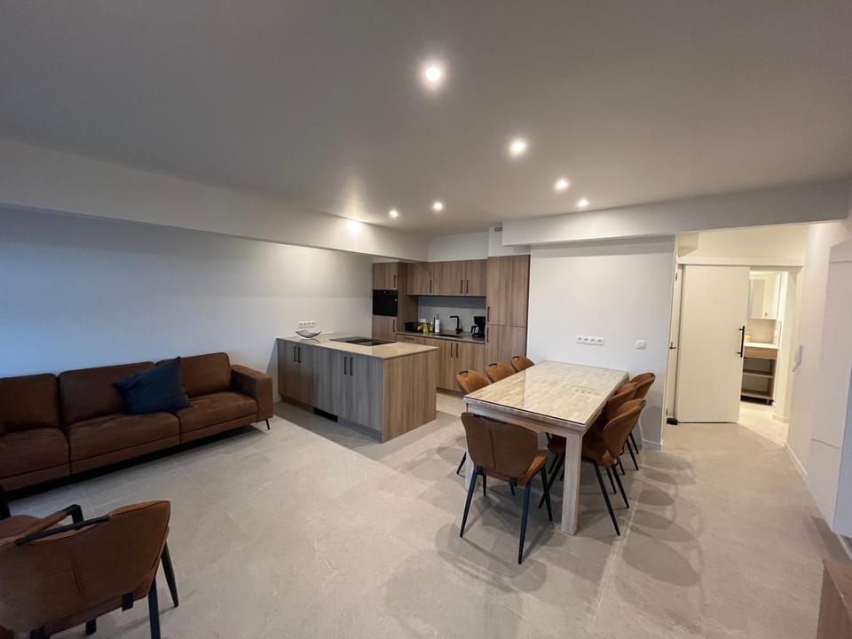 Kitchen or kitchenette, Living room, Seating area, Dining area