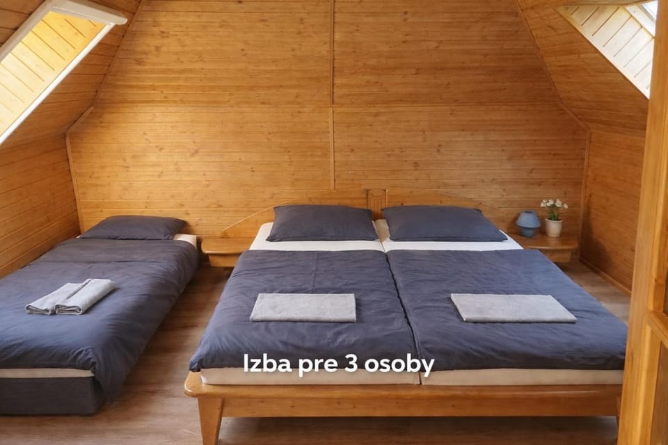 Photo of the whole room, towels