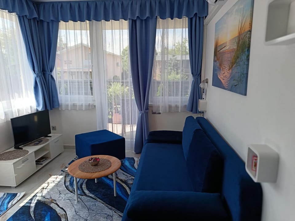 Communal lounge/ TV room, TV and multimedia, Living room, Evening entertainment