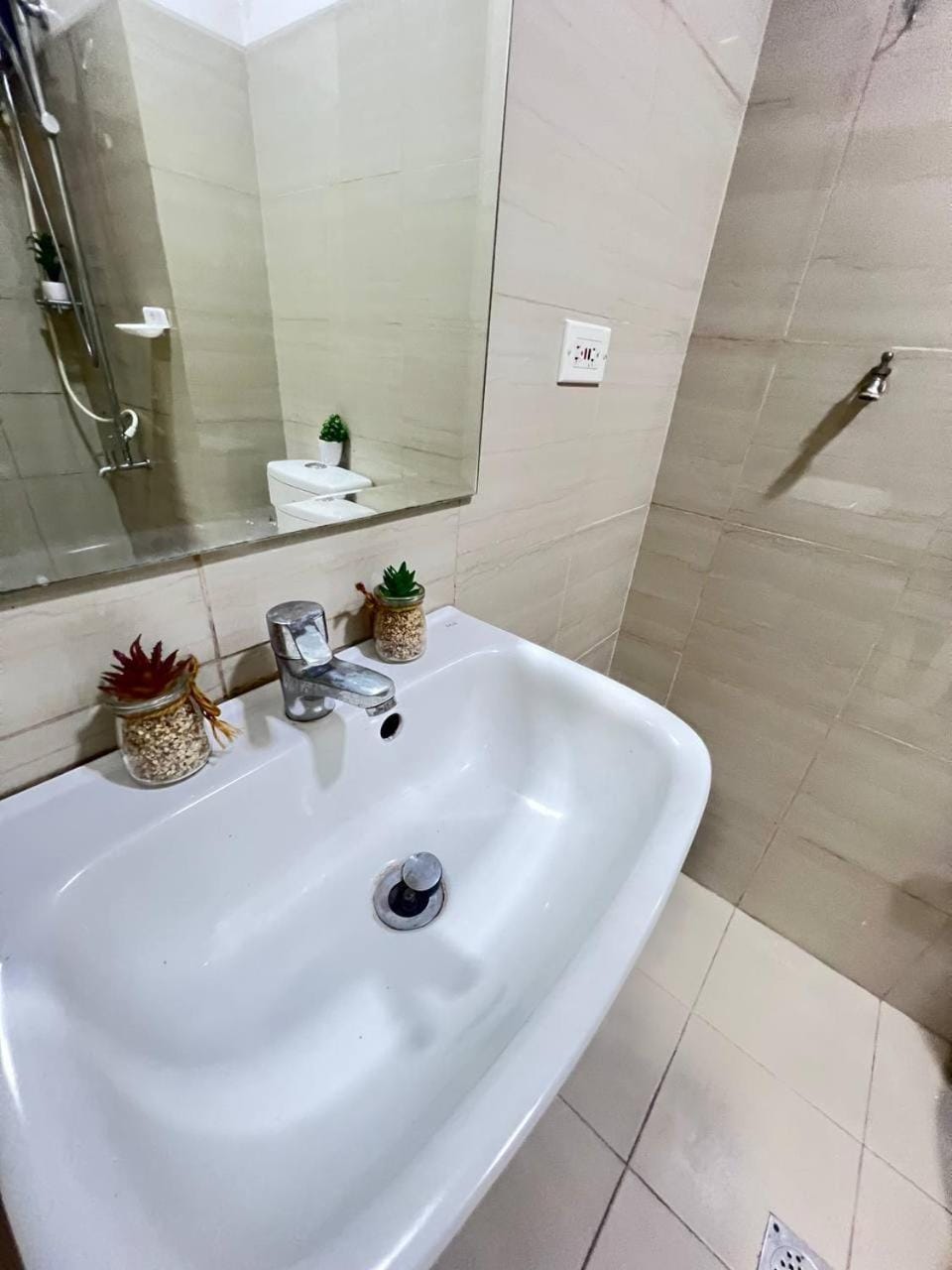 Unistay SHORE Residence amazing pool view Hotel in Pasay