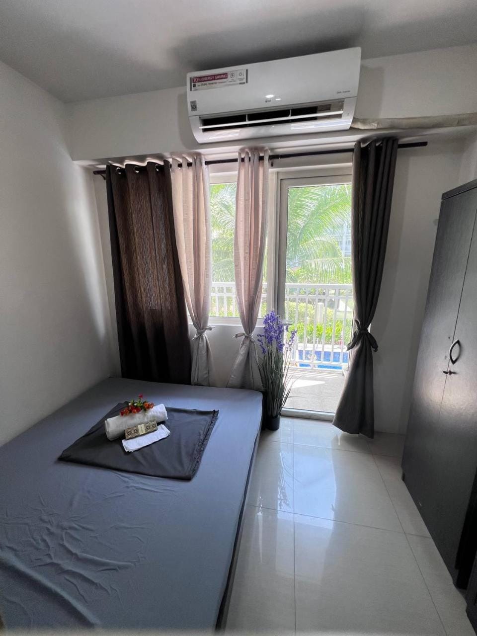 Unistay SHORE Residence amazing pool view Hotel in Pasay