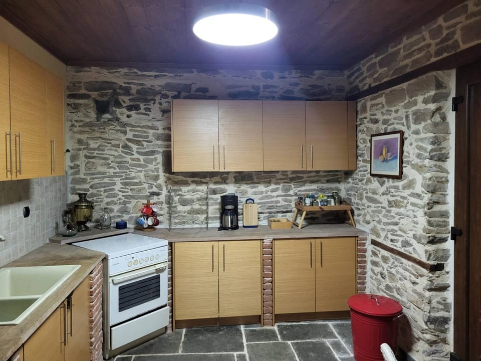 Coffee/tea facilities, Kitchen or kitchenette, oven, stove