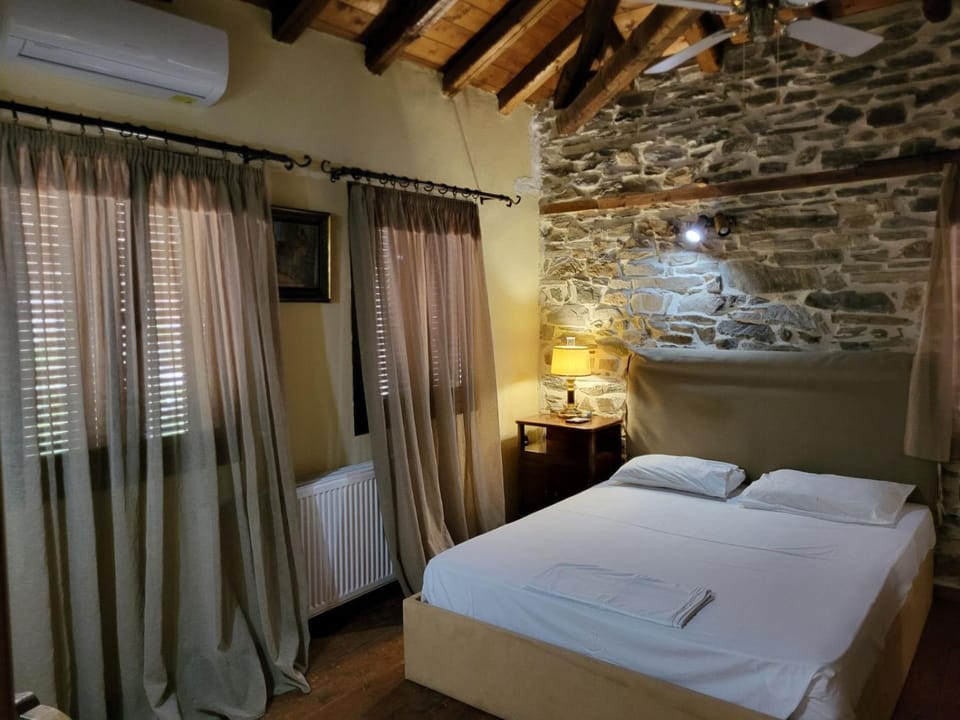 Bed, Photo of the whole room, Bedroom, air conditioner