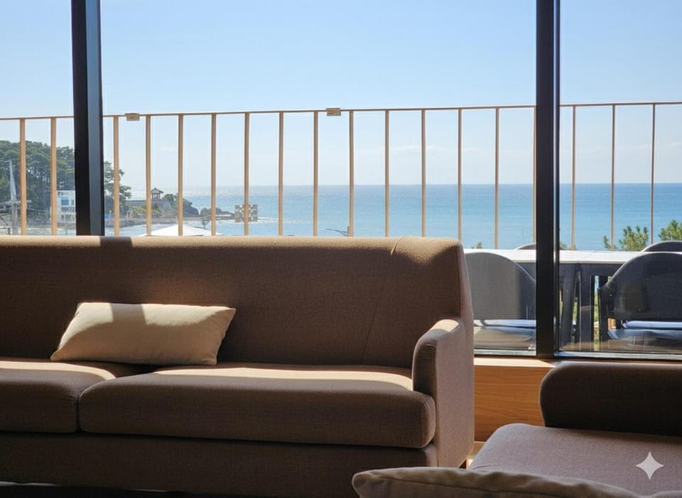 Natural landscape, View (from property/room), Balcony/Terrace, Living room, Sea view